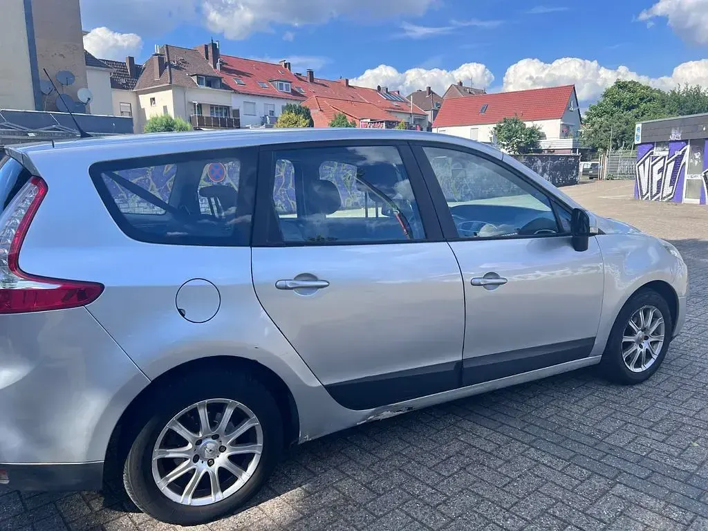 Gebraucht Renault Scénic III Dynamique 106 PS (77 kW) 2011 Silber Van / Kleinbus