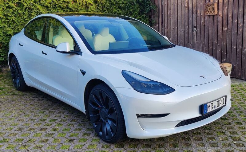 Weiß Gebraucht 2022 Tesla Model 3 Performance Limousine | 36.500 € (Etwas zu teuer) - Bild 1/4