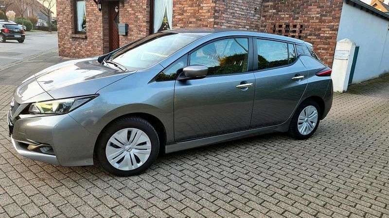 Gebraucht Nissan Leaf 89 kW (122 PS) 2022 Grau Kleinwagen