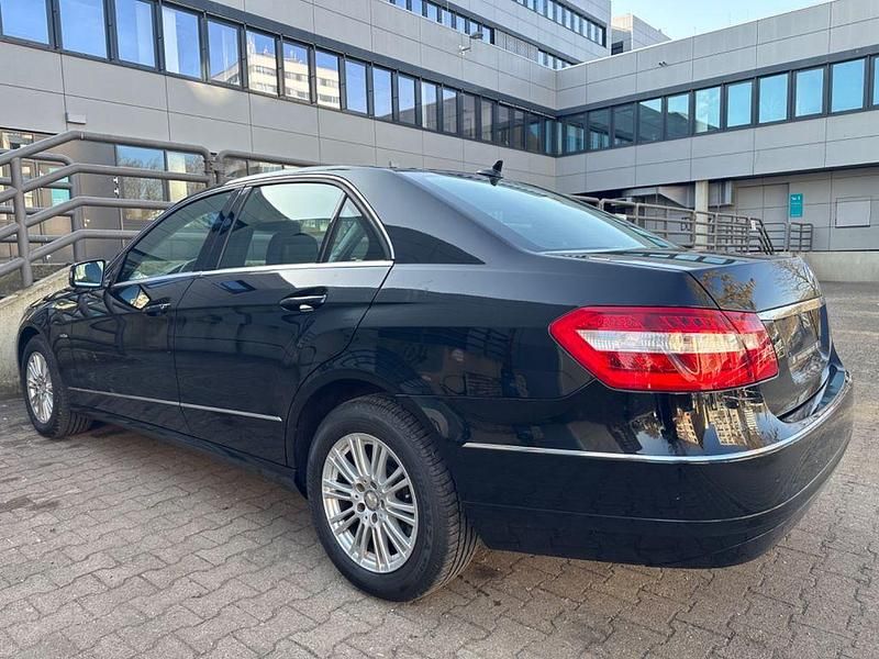 Gebraucht Mercedes E220 Elegance 170 PS (125 kW) 2012 Schwarz Limousine