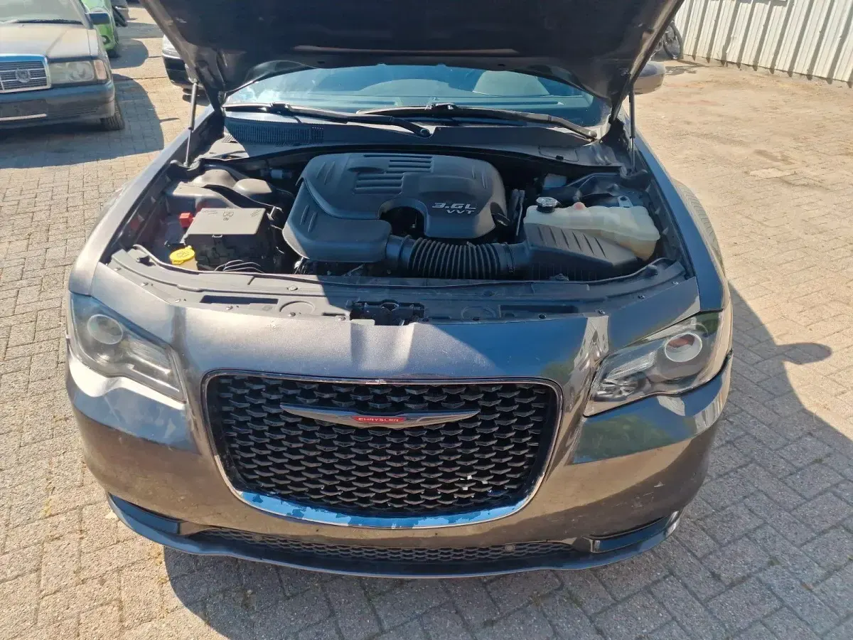 Używany Chrysler 300 305 KM (224 kW) 2022 Szary Sedan/Limuzyna