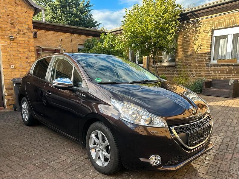 Braun Gebraucht 2013 Peugeot 208 Kleinwagen | 5.490 € (Fairer Preis) - Bild 1/4