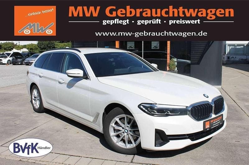 Weiß Gebraucht 2023 BMW 520 Sport Line Kombi | 37.990 € (Fairer Preis) - Bild 1/3