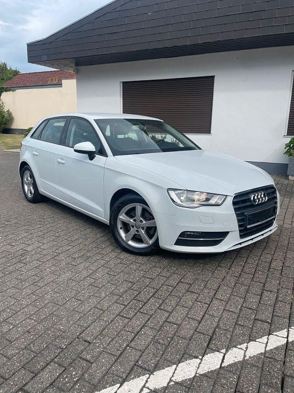 Weiß Gebraucht 2013 Audi A3 Sportback Ambition Kleinwagen | 14.600 € (Fairer Preis) - Bild 1/4