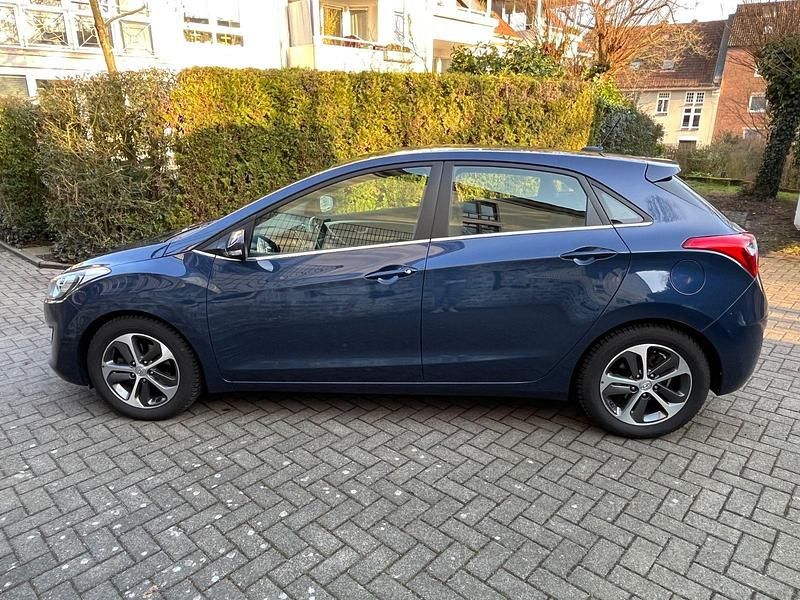 Gebraucht Hyundai i30 101 PS (74 kW) 2016 Blau Limousine