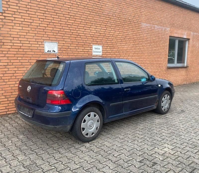 Blau Gebraucht 2000 VW Golf IV Kleinwagen | 750 € (Superpreis) - Bild 1/4