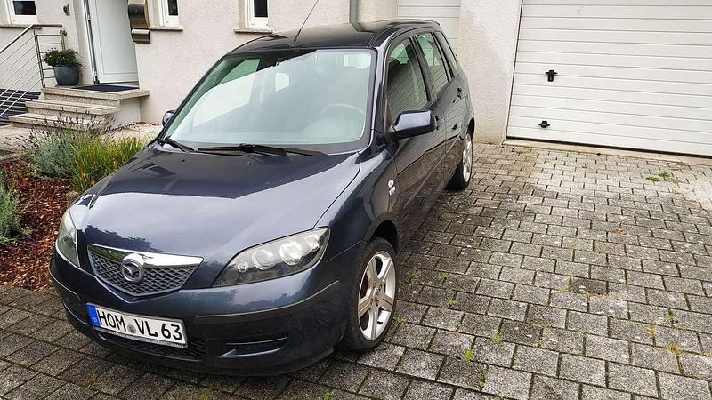 Grau Gebraucht 2006 Mazda 2 Active Limousine | 1.600 € (Fairer Preis) - Bild 1/4