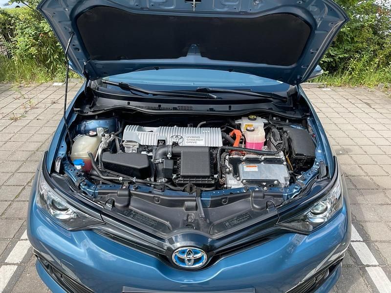 Blau Gebraucht 2018 Toyota Auris Hybrid Kombi | 14.995 € (Fairer Preis) - Bild 1/4