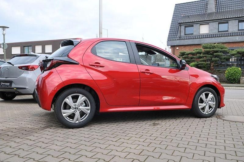 Neu Mazda 2 Exclusive-Line 116 PS (85 kW) 2025 Rot Limousine