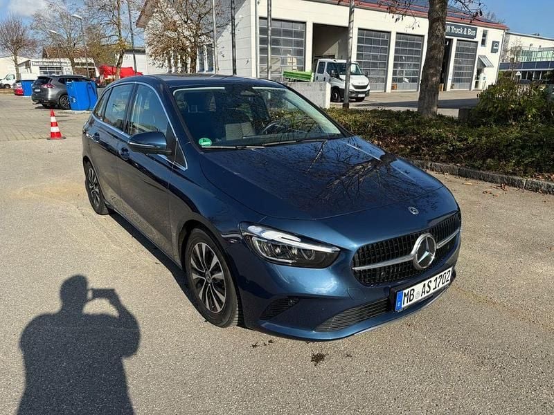 Gebraucht Mercedes B200 163 PS (119 kW) 2023 Blau Van / Kleinbus