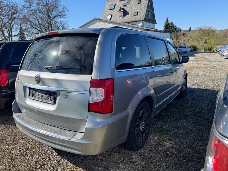 Gebraucht Lancia Voyager S 177 PS (130 kW) 2015 Silber Van / Kleinbus