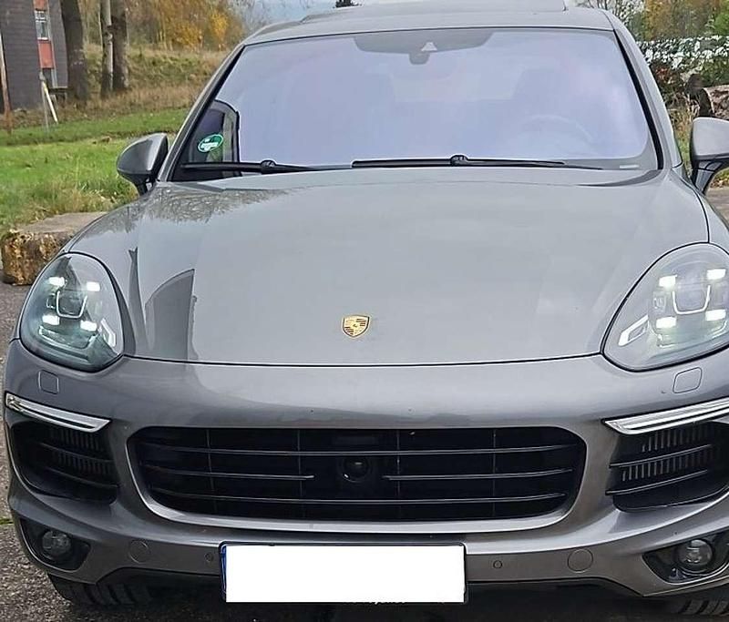 Grau Gebraucht 2015 Porsche Cayenne S SUV | 40.500 € (Fairer Preis) - Bild 1/4