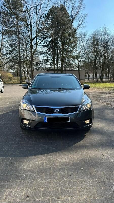 Grau Gebraucht 2010 Kia Ceed Limousine | 3.850 € (Fairer Preis) - Bild 1/4