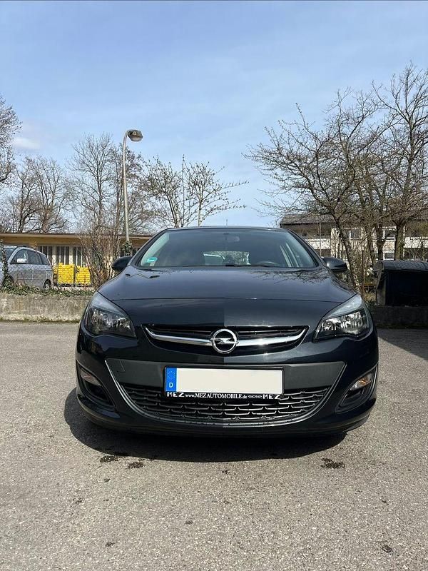 Gebraucht Opel Astra Edition 101 PS (74 kW) 2012 Schwarz Limousine