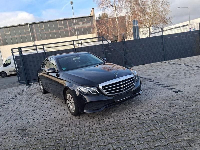 Schwarz Gebraucht 2019 Mercedes E200 Limousine | 10.890 € - Bild 1/4
