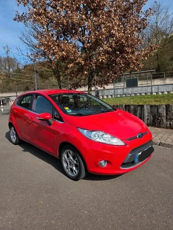 Gebraucht Ford Fiesta Titanium 95 PS (69 kW) 2012 Rot Kleinwagen