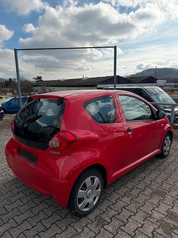 Gebraucht Toyota Aygo 68 PS (50 kW) 2007 Rot Kleinwagen