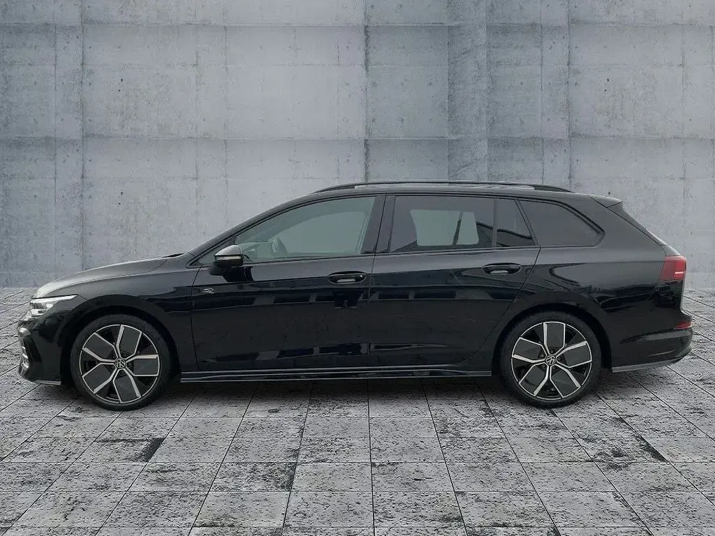 Gebraucht VW Golf VIII R-line 150 PS (110 kW) 2024 Grenadillschwarz metallic Kombi
