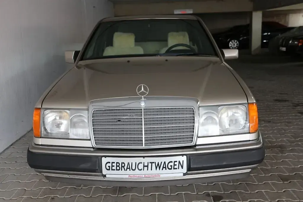 Gebraucht Mercedes E250 90 PS (66 kW) 1991 Gold Limousine