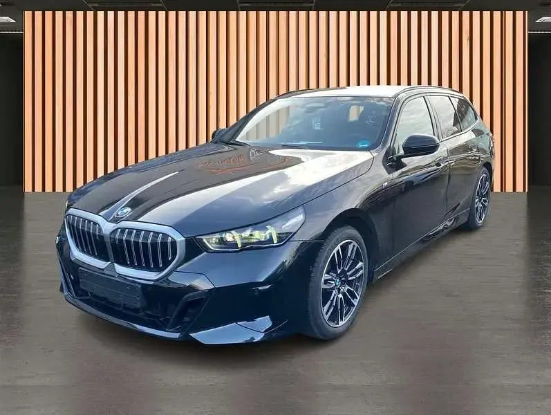Gebraucht BMW 520 M Sport 190 PS (139 kW) 2025 Schwarz Kombi