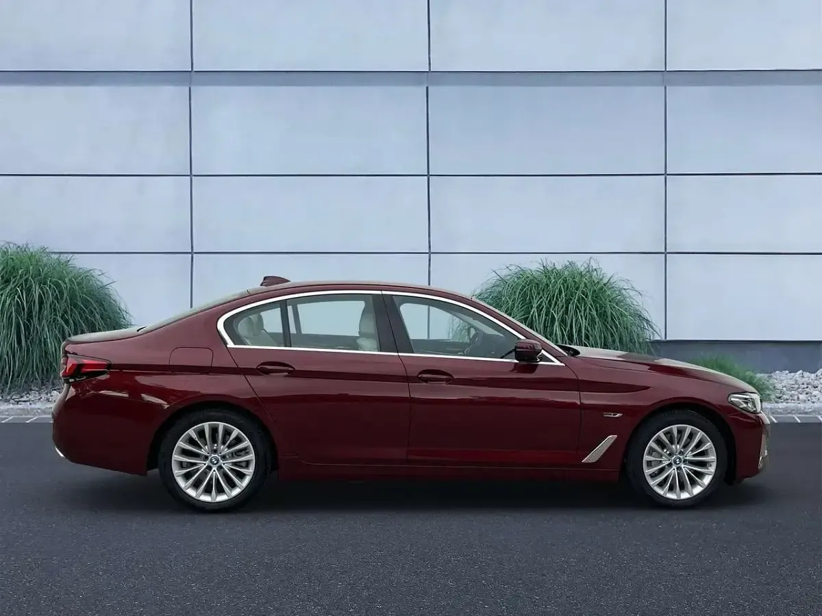 Gebraucht BMW 530e Sport Line 292 PS (214 kW) 2023 Aventurinrot Limousine