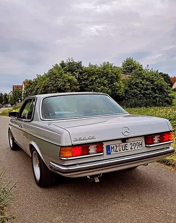 Gebraucht Mercedes 230 109 PS (80 kW) 1979 Silber