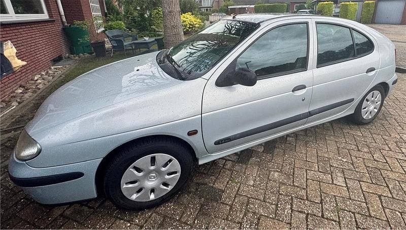 Silber Gebraucht 2000 Renault Mégane Kleinwagen | 899 € (Guter Preis) - Bild 1/4