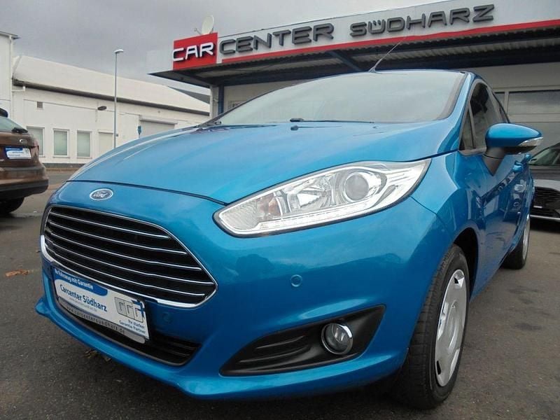 Blau Gebraucht 2015 Ford Fiesta Trend Limousine | 7.399 € (Fairer Preis) - Bild 1/4