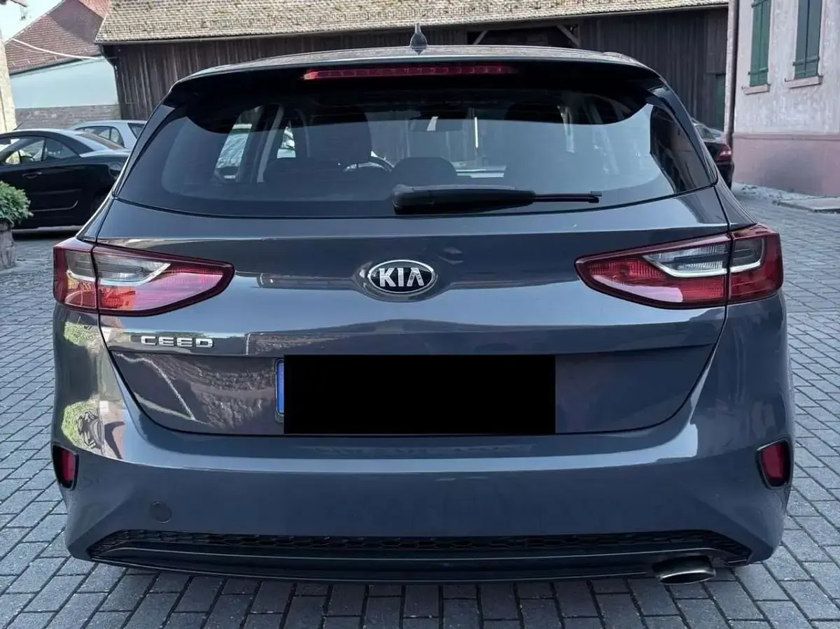 Używany Kia Ceed Vision 99 KM (72 kW) 2019 Szary Hatchback