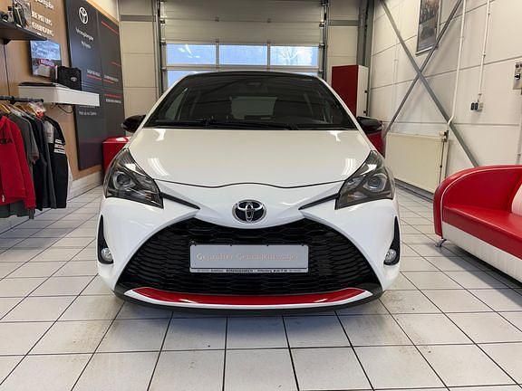 Schneeweiß / mysticschwarz mica Gebraucht 2018 Toyota Yaris Hybrid Basis | 16.990 € (Guter Preis) - Bild 1/4