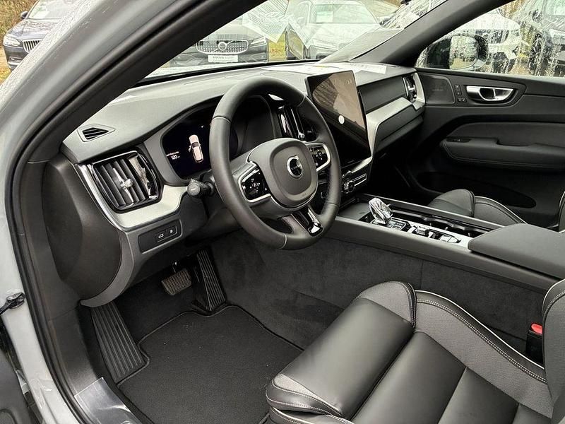 Neu Volvo XC60 Plus 253 PS (186 kW) 2026 Grau SUV