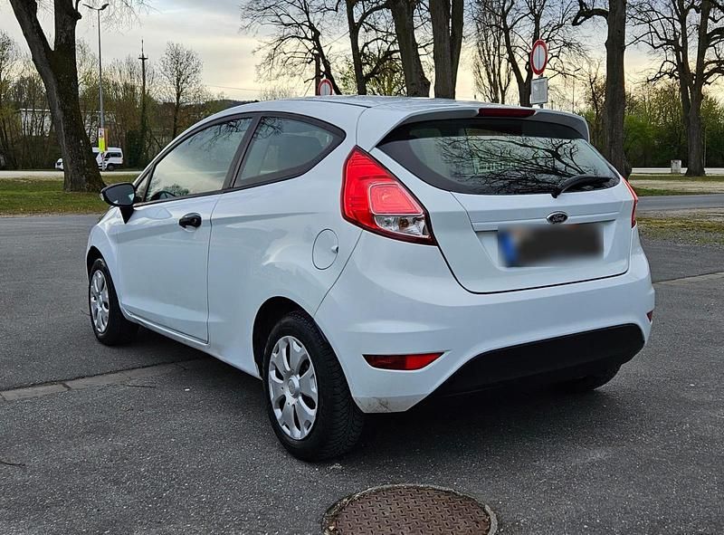 Gebraucht Ford Fiesta 60 PS (44 kW) 2014 Weiß Kleinwagen