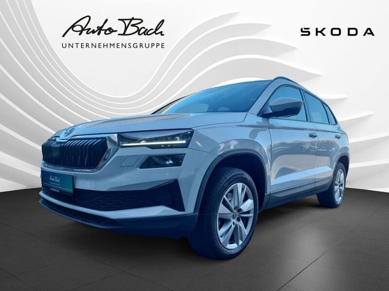 Weiß (moonweiß perleffekt) Gebraucht 2024 Skoda Karoq Selection SUV | 27.480 € (Guter Preis) - Bild 1/4