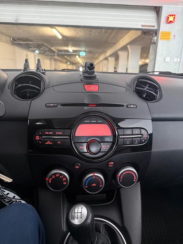 Gebraucht Mazda 2 75 PS (55 kW) 2013 Rot Kleinwagen