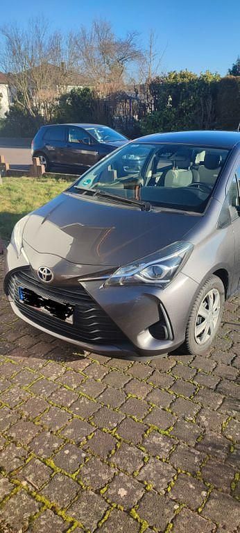 Grau Gebraucht 2017 Toyota Yaris Limousine | 8.900 € (Fairer Preis) - Bild 1/4