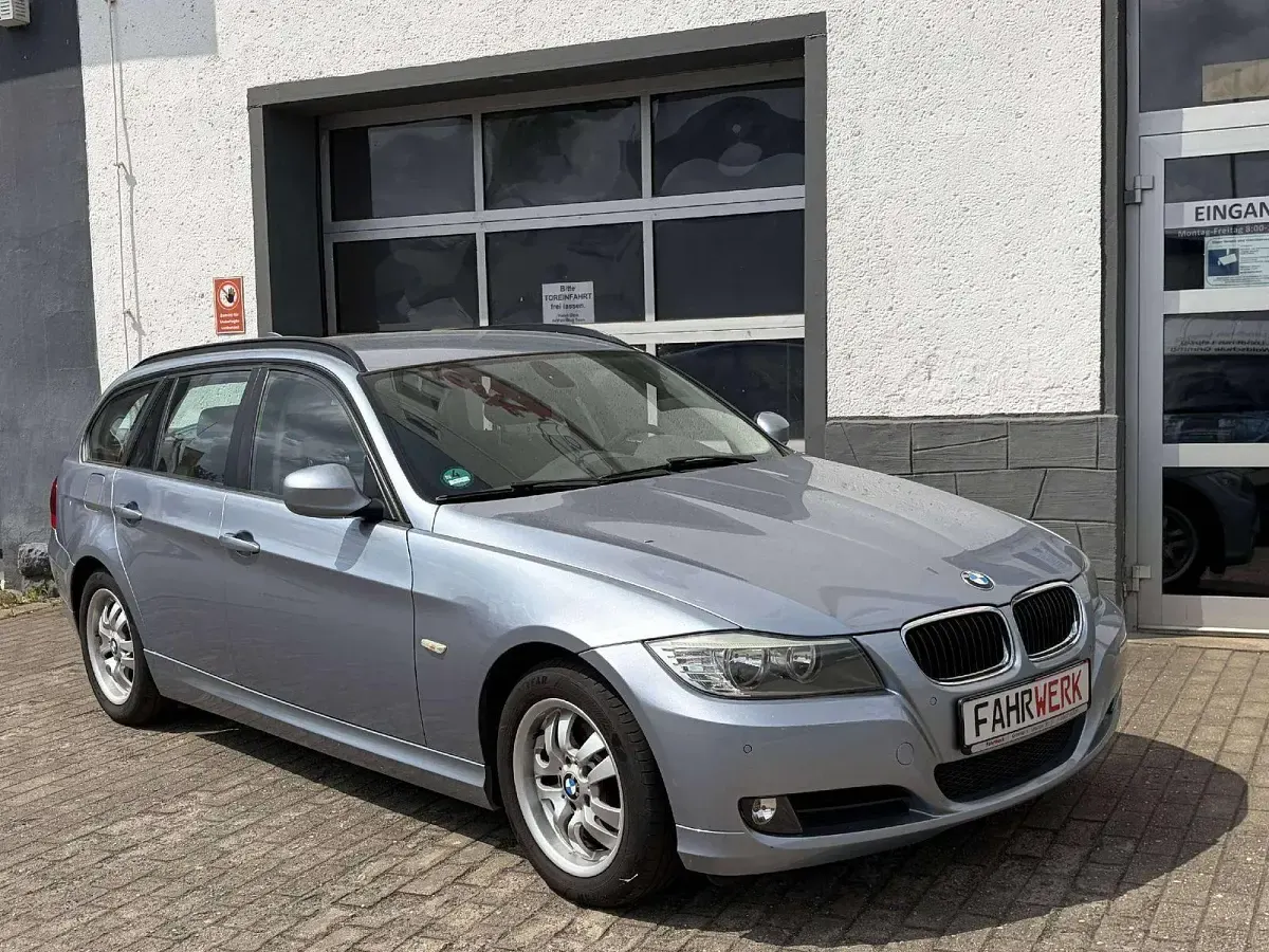 Gebraucht BMW 318 Comfort Edition 143 PS (105 kW) 2011 Blau Kombi