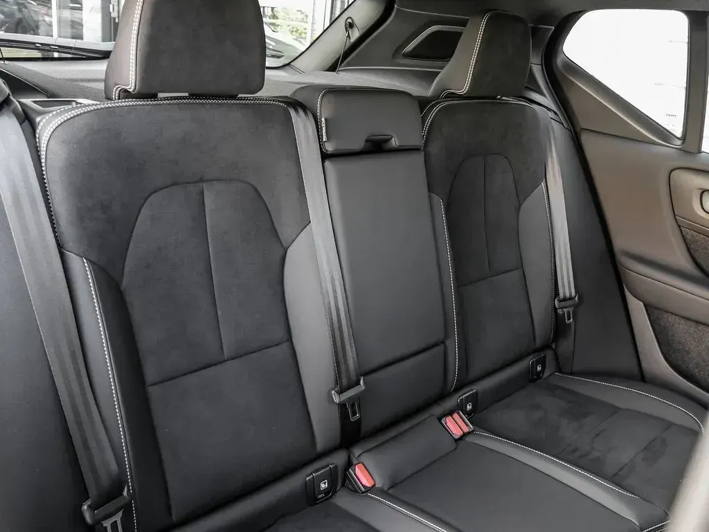 Gebraucht Volvo XC40 Plus 197 PS (144 kW) 2026 Grau SUV