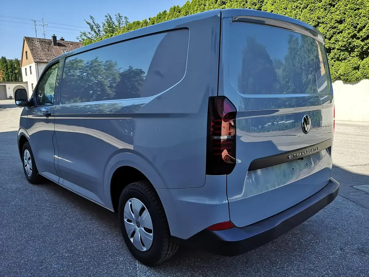 Neu VW T7 100 kW (136 PS) 2026 Stone grey Van