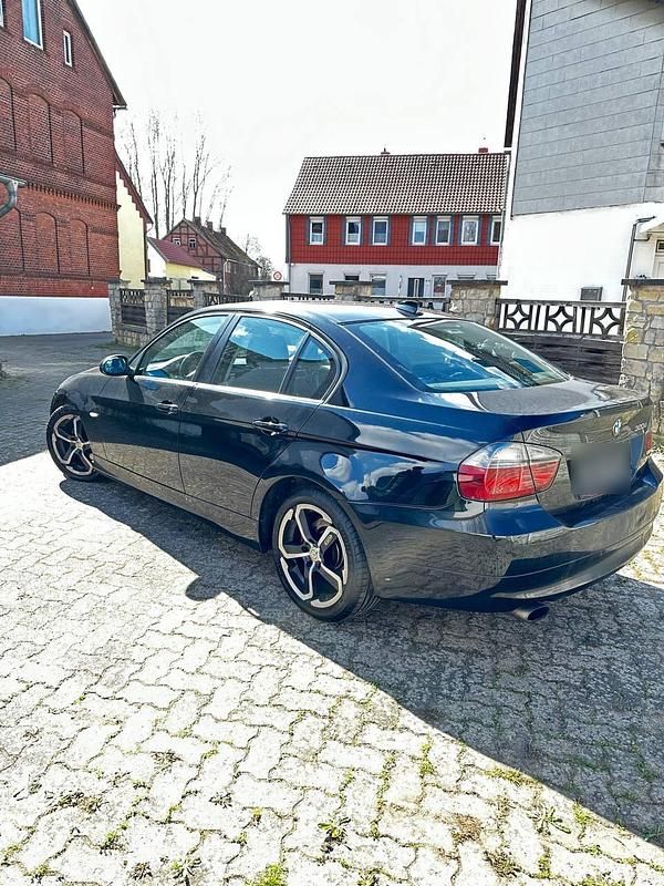 Gebraucht BMW 320 177 PS (130 kW) 2007 Schwarz Limousine