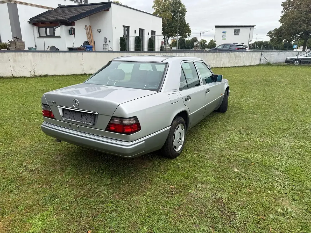Gebraucht Mercedes E200 136 PS (100 kW) 1995 Silber Limousine