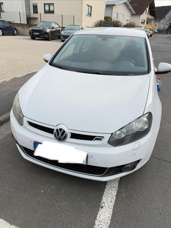 Gebraucht VW Golf VI 102 PS (75 kW) 2010 Weiß Kleinwagen