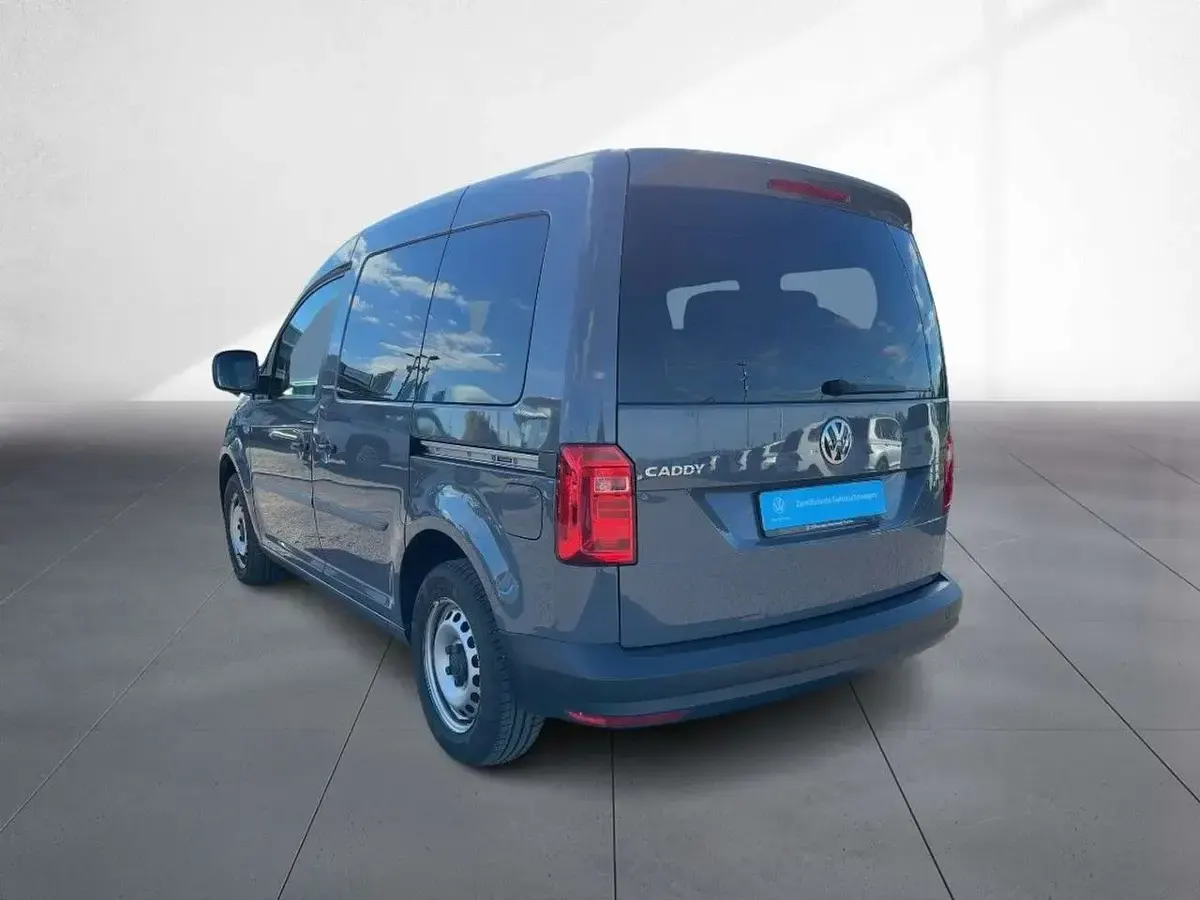 Używany VW Caddy 102 KM (75 kW) 2020 Szary Minivan