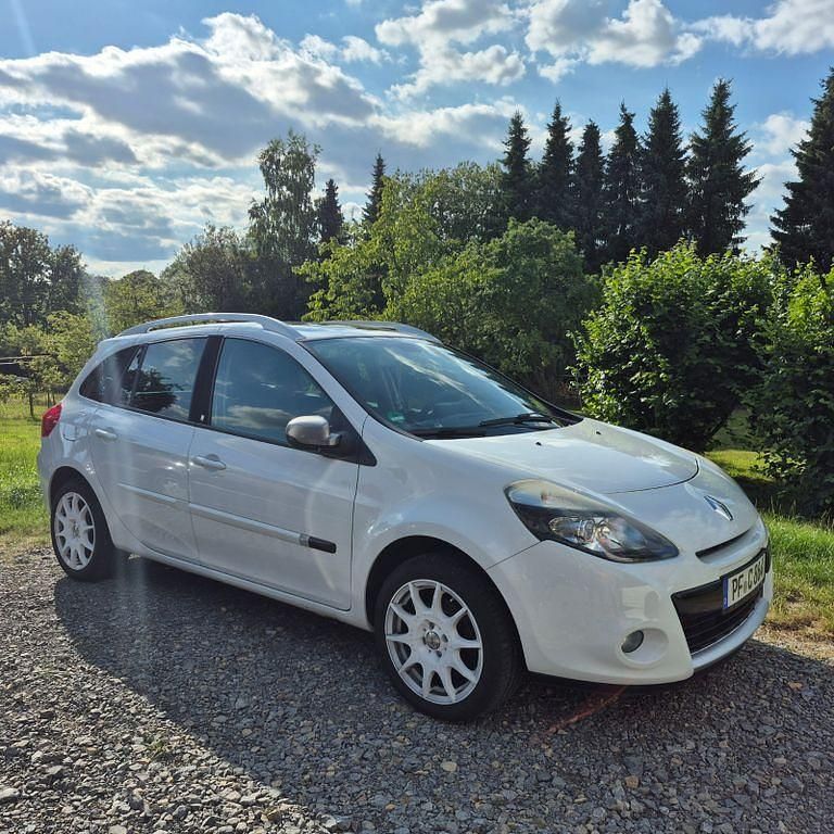 Weiß Gebraucht 2011 Renault Clio II Limousine | 3.999 € (Etwas zu teuer) - Bild 1/4