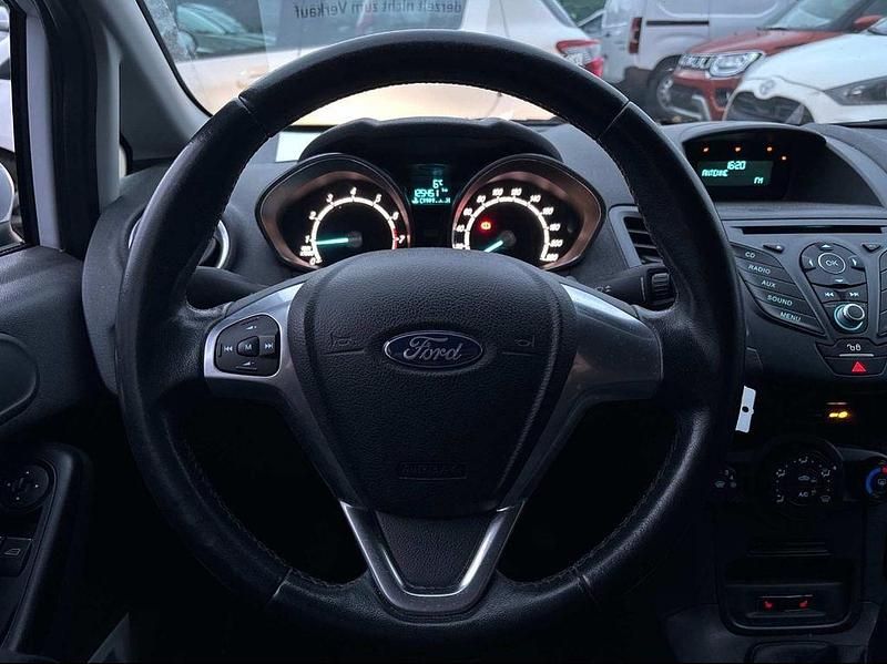 Gebraucht Ford Fiesta Trend 60 PS (44 kW) 2017 Weiß Kleinwagen