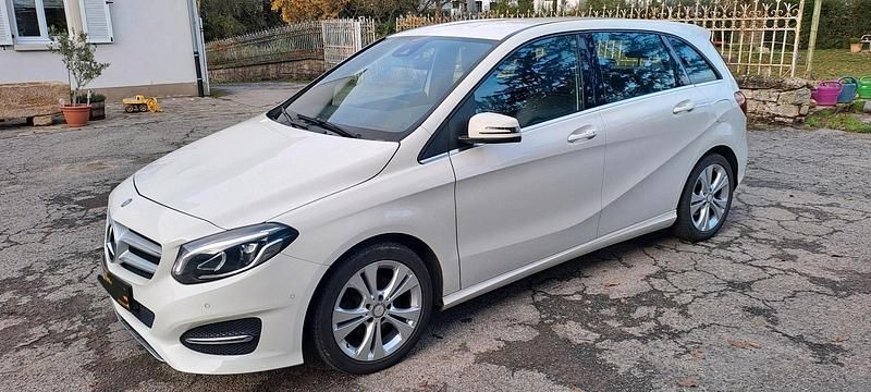 Weiß Gebraucht 2017 Mercedes B200 Van / Kleinbus | 15.000 € (Fairer Preis) - Bild 1/4