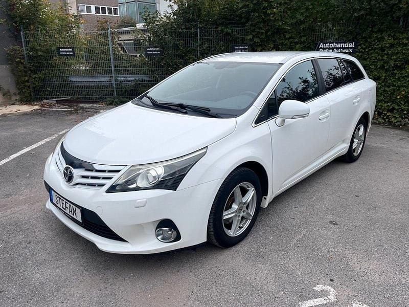 Weiß Gebraucht 2013 Toyota Avensis Executive Kombi | 8.000 € (Fairer Preis) - Bild 1/4