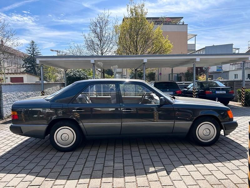 Gebraucht Mercedes E300 179 PS (131 kW) 1991 Schwarz Limousine