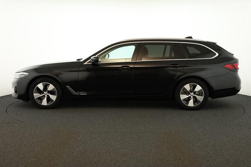 Gebraucht BMW 520 190 PS (139 kW) 2023 Saphirschwarz metallic Kombi