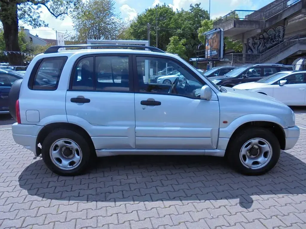 Gebraucht Suzuki Grand Vitara 128 PS (94 kW) 2003 Silber Limousine