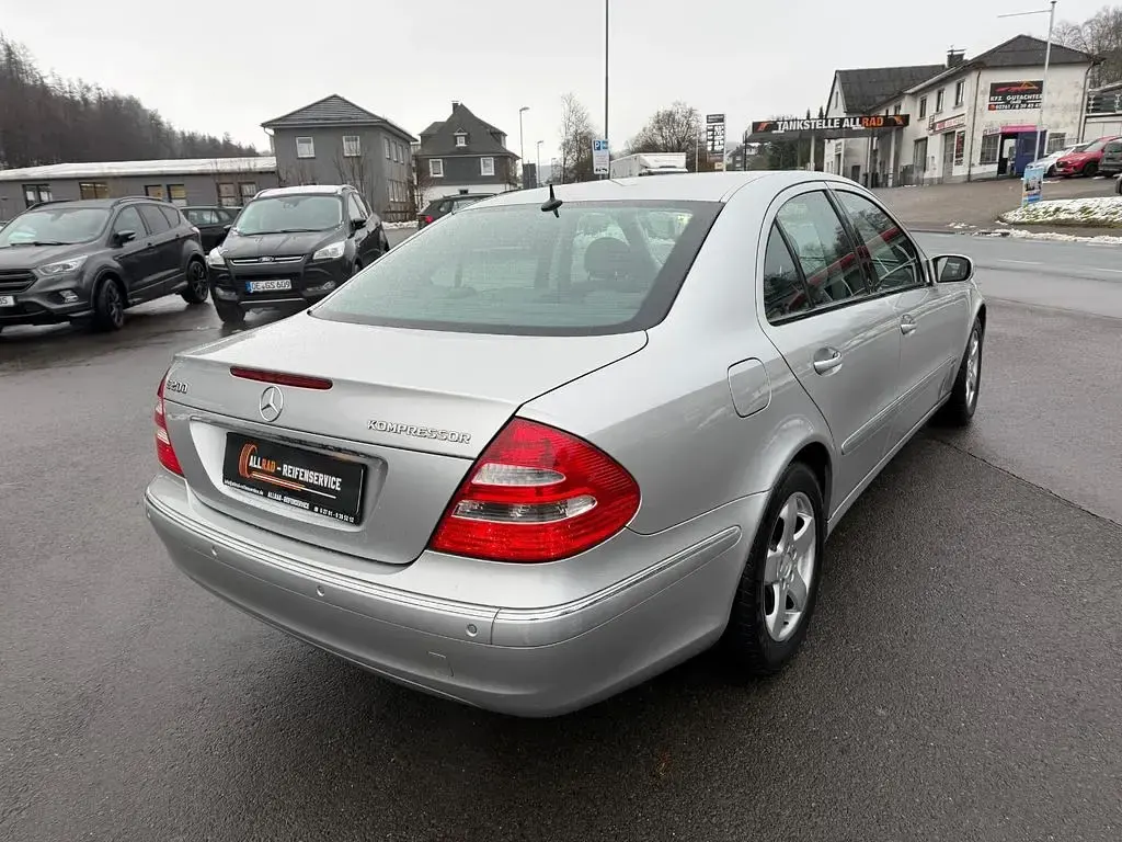 Second-hand Mercedes E200 163 CP (119 kW) 2005 Argintiu Berlinǎ